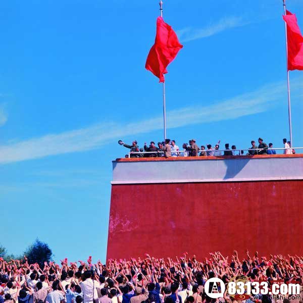 　毛主席接见红卫兵 　　1966年8月18日，毛泽东在天安门第一次接见百万红卫兵。