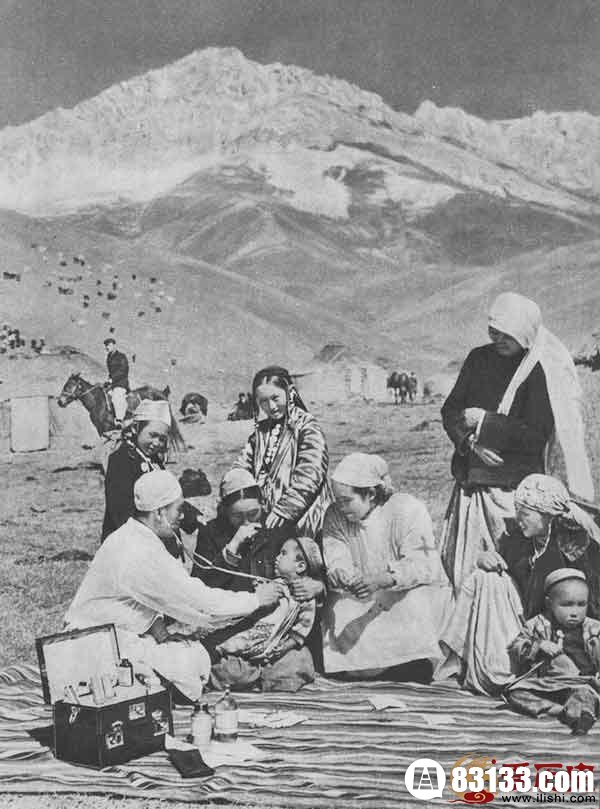 　　医疗队在新疆 　　1954年，医疗队在新疆牧区为牧民提供服务。1949年9月25日，国民党新疆守军宣布起义，同年10月12日，中国人民解放军进军新疆。1955年10月1日成立新疆维吾尔自治区。