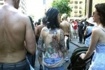 纽约街头上演妇女裸体游行