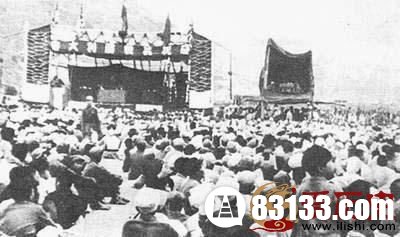 　　当时中共中央所在地延安人民欢庆抗战胜利。
