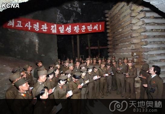 朝鲜人民军军人21日参观了君子革命史迹，金日成曾在那里现场指导军火生产。