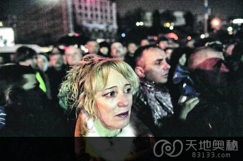 2月22日，在乌克兰首都基辅，人们聚集在独立广场参加哀悼仪式。当日，大批民众聚集在乌克兰首都基辅市中心的独立广场，在细雨中哀悼冲突中的死难者。据乌卫生部发布的消息，自18日首都基辅爆发骚乱以来，已有77人死亡，500多人受伤。新华社记者 戴天放摄