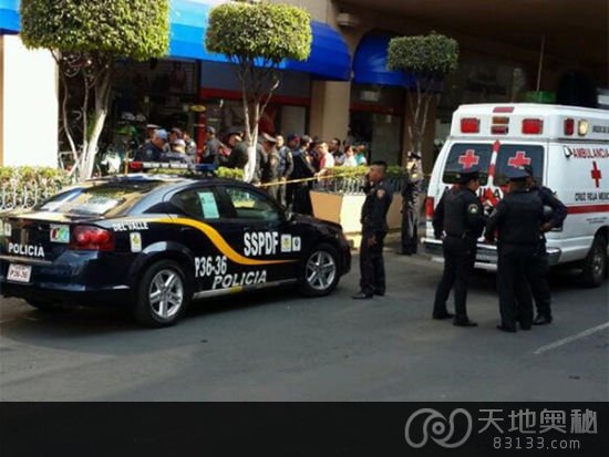 　　警察和红十字会医护人员赶到事发现场（网页截图）