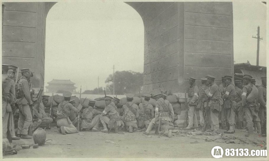 1917年7月12日，段祺瑞率领军队包围了在故宫里的5000名“辫子军”。