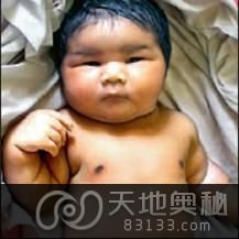 印度一位37岁妇女日前剖腹产下一名体重5900克(11.8斤)的女婴，创印度最重新生儿纪录。