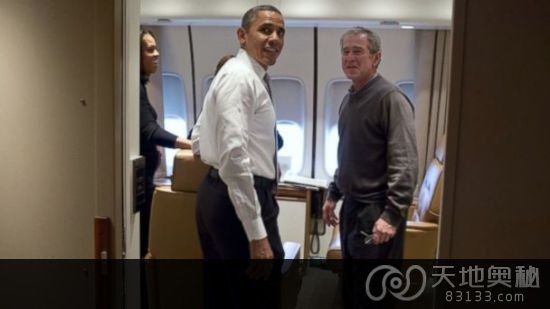 美国前总统小布什和现任总统奥巴马在“空军一号”上〃图片来源：美国媒体） 