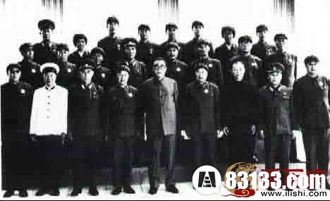 粟裕大将（前排左四）访问朝鲜与金日成（中）合影留念