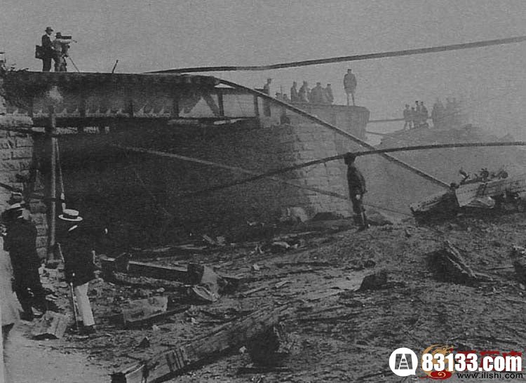 硝烟未尽，日军的摄影人员已经全副武装的出现在桥头，谁是凶手，昭然若揭。