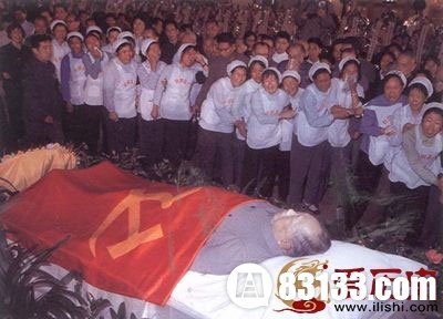　　北京各界人士前往人民大会堂向毛泽东遗体告别。