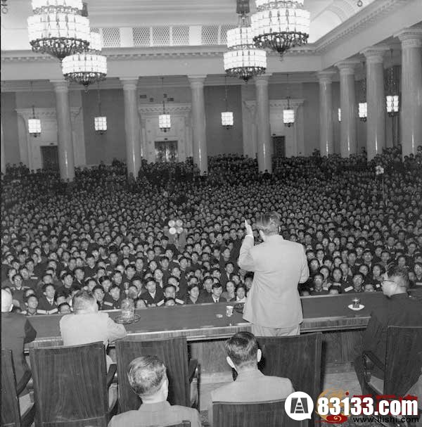 “世界是你们的” 　　1957年11月17日，毛泽东在莫斯科大学礼堂接见了留学人员，并发表了著名的“世界是你们的”的讲话。