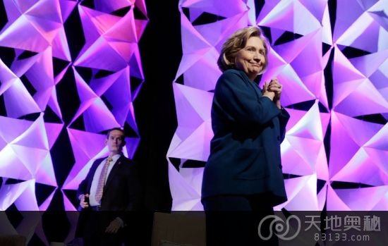 美国前国务卿希拉里・克林顿10日在赌城拉斯维加斯发表演说时，一名女子对她投掷物体遭到警方逮捕，希拉里成功闪避。图片来源：环球网