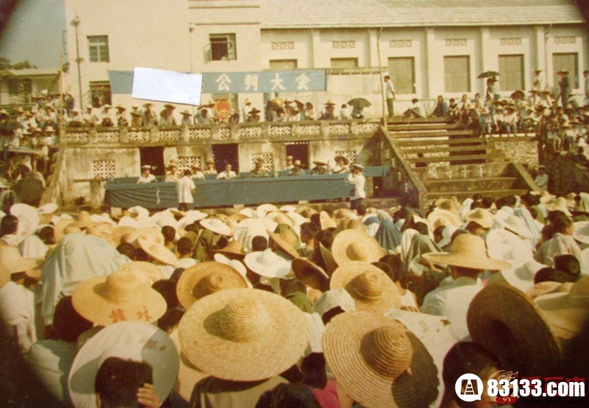 1983年邓小平发动了一场“不是运动的运动”，决心从重从快的严厉打击刑事犯罪的行动，这就是十分著名的“83严打”。图为审判大会现场围观的群众。
