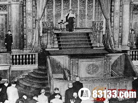 1945年8月15日日本裕仁天皇宣布无条件投降。