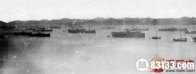 1895年1月19日，从大连湾向山东荣城县出发的日本船队。 　　大连湾内停泊的日本陆军运输船队