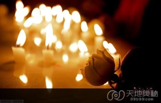 当地时间2014年7月18日，马来西亚，民众点蜡烛悼念马航MH17遇难民众。