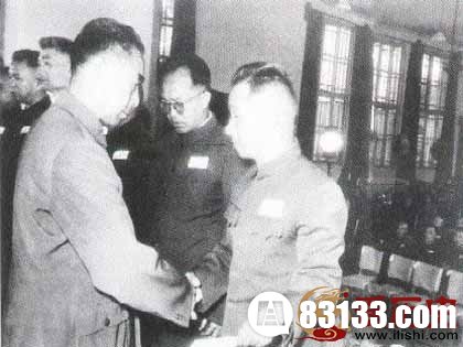 周恩来总理向粟裕元帅授大将军衔。