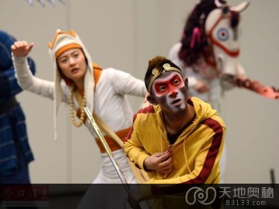 资料图片：2013年6月24日，杂技音乐剧《西游记》中的“孙悟空”（前）和“唐僧”在美国纽约排练。新华社记者王雷摄。