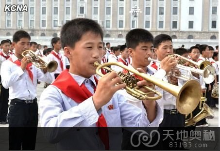 朝鲜平壤市青少年学生20日在金日成广场举行吹奏乐和队伍合唱竞赛。