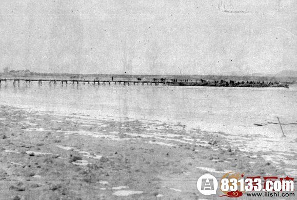 　　1895年1月18日，大连湾内停泊的日本陆军运输船队。 　　鸭绿江上日本搭设的临时桥梁 　　