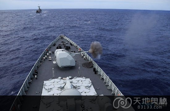 图为当地时间7月10日上午，参加“环太平洋-2014”演习的导弹驱逐舰海口舰进行主炮射击，精确命中靶标“番茄杀手” 