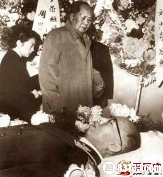 　罗荣桓：英年早逝的第一位元帅。1963年12月16日，罗荣桓逝世。当晚，毛泽东在中南海颐年堂主持会议。会前，毛泽东提议大家起立为罗荣桓默哀。几天后，毛泽东写成七律《吊罗荣桓同志》，这是毛泽东唯一的悼念元帅诗。12月19日，毛泽东、刘少奇、朱德、邓小平等党和国家领导人来到北京医院，向覆盖着中国共产党党旗的罗荣桓的遗体告别。图为毛泽东出席罗荣桓遗体告别仪式。