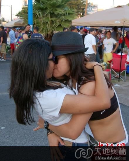 　美国南部最大的同性恋狂欢节近日在休斯敦举行。图为美国南部一对同性伴侣接吻。