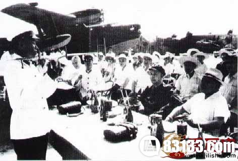1979年7月粟裕（前右二）陪同中央军委副主席邓小平（前右一）视察海军北海舰队航空兵