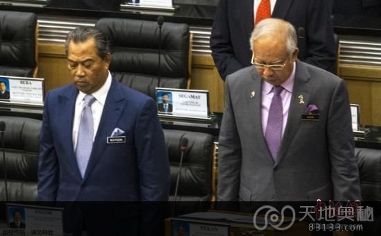 当地时间2014年7月23日，马来西亚国会会议为马航客机MH17的遇难者默哀。