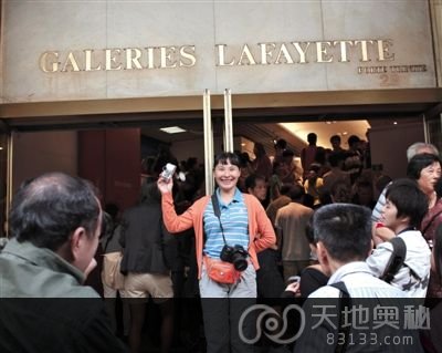 2011年7月，巴黎，准备购物的中国游客。