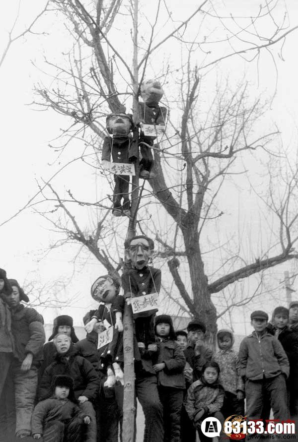 　　打倒“四人帮” 　　1977年1月8日，北京人民在纪念周恩来总理逝世一周年的活动中，将四人帮的模型调到树上，庆祝无产阶级文化大革命的十年浩劫的终结。
