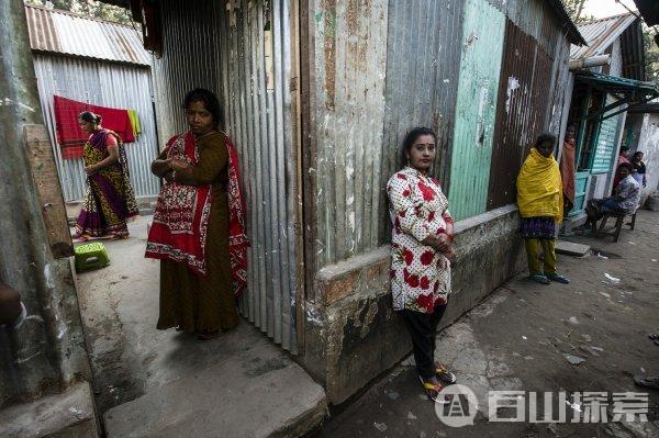 坦盖尔县坎达帕拉妓院里的女人们正在等待客人上门