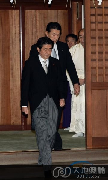 2013年12月26日，在日本东京，日本首相安倍晋三（前）参拜靖国神社。 新华社记者马平摄 
