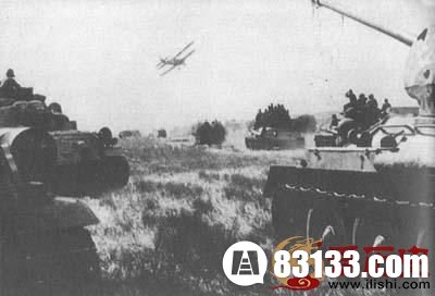 苏联外贝加尔方面军的坦克部队于1945年8月越过沙漠化的蒙古草原驶向中国东北地区。