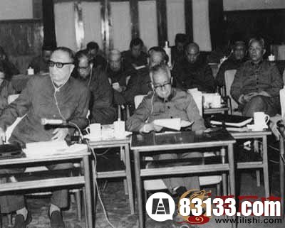 1977年3月，粟裕大将（前右）同聂荣臻元帅（前左）等在中央军委扩大会议上