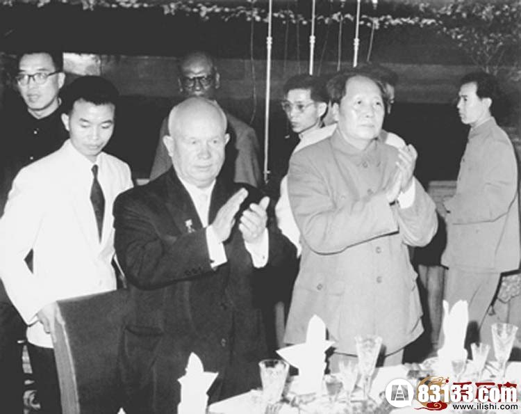 1959年赫鲁晓夫最后一次访华。在国庆宴会上毛泽东面无表情，一脸凝重。