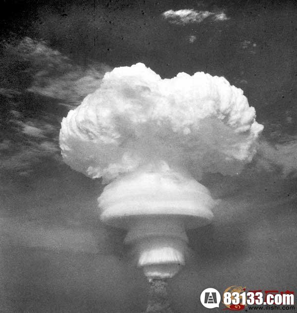　　两弹一星爆炸成功 　　在1964年10月16日成功爆炸自己研制的第一颗原子弹后，中国人于1967年6月17日又成功空爆了第一颗氢弹，并以“两弹一星”为核心发展自己的国防尖端科学技术，保证了国家的社会主义建设和国防安全。