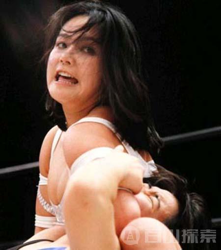 日本女子内衣摔跤赛 内衣惨遭撕破
