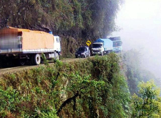 揭秘世界第一夺命公路 让人胆战心惊