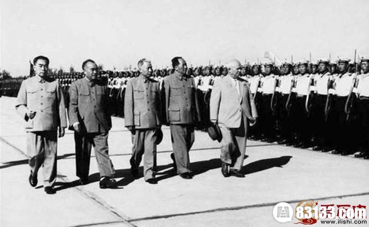 　1954年9月29号，毛泽东、刘少奇、朱德、周恩来同赫鲁晓夫检阅三军仪仗队。