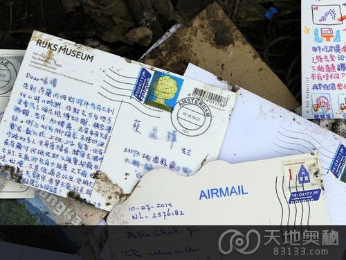 欧新社发布的一张照片显示，马航MH17班机的残骸中，夹杂航空邮件，其中有中文书写的明信片。取自台湾“中央社”网站/欧新社供图