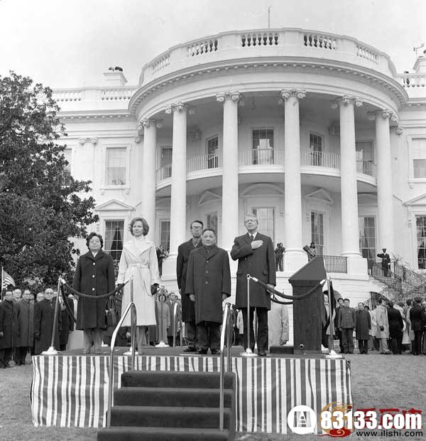 邓小平访美 　　1979年1月29日，美国总统卡特在华盛顿白宫举行仪式欢迎时任中国国务院副总理邓小平。邓小平对美国的访问是新中国领导人首次正式访美，对发展中美友好关系以及改变国际关系格局都产生了巨大的影响。
