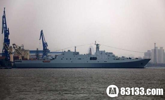 解放军罕见“一锅下三饺子”：最新万吨级战舰首次亮相