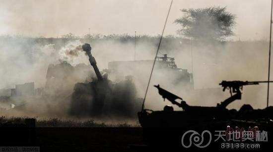 据外媒报道，当地时间7月16日，以色列军方警告称，东加沙地带的10万名巴勒斯坦人需从家园撤离。图为当地时间7月16日，以色列军方用自行155毫米榴弹炮轰击加沙地区。