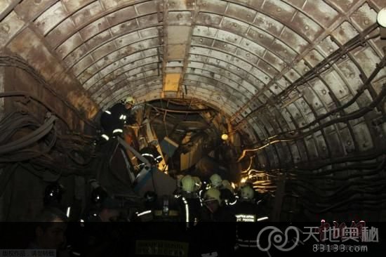 15日早高峰期间，莫斯科市地铁“深蓝线”“胜利公园”至“斯拉夫道”两站之间的隧道内，一辆列车突然发生故障，电压骤减，列车急剧减速，致3节车厢脱轨。事故遇难人数已升至23人。
