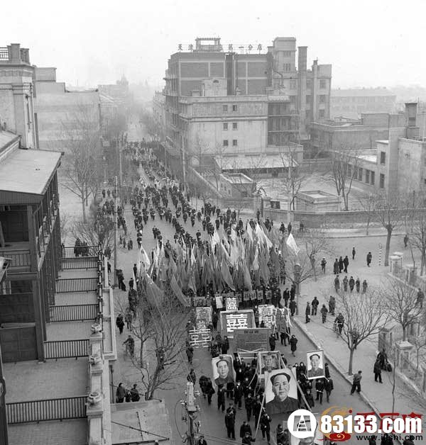 社会主义改造 　　1956年1月15日，我国北方最大的工商业城市天津市的五万多名公私合营的企业的职工、资本家和他们的家属，抬着毛主席像和巨大的喜字，游行庆祝公私合营。