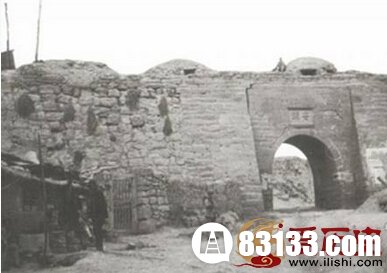 　延安城南面的安澜门，上面可见共产党军队的防御工事。多年后这些延安的城池均被拆除，这些老照片成为了珍贵的历史影像。