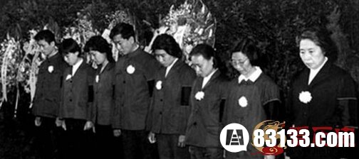 图为1980年5月17日，王光美和子女在人民大会堂举行的刘少奇追悼大会上。