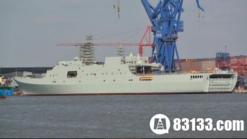 中国造船厂节前加班大规模造军舰 新登陆舰已下水