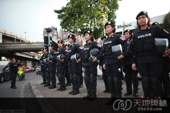 资料图：当地时间6月2日，泰国曼谷，泰国女警在胜利纪念碑附近站岗，防止可能发生的示威游行活动。