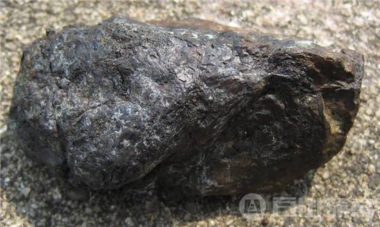 美一农夫刨出一块石头 竟是价值2000多万元的罕见陨石